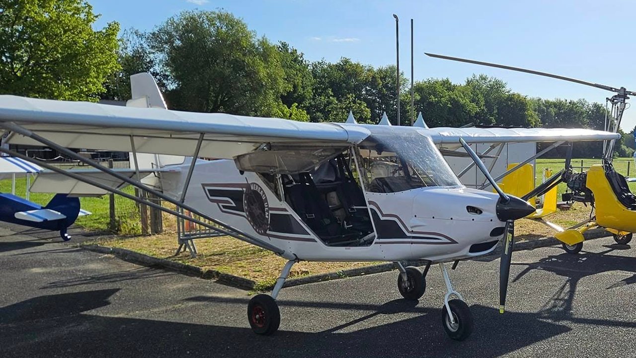 Le Nynja F-JDIA, blanc à bandes brunes, sur le parking de l’aérodrome